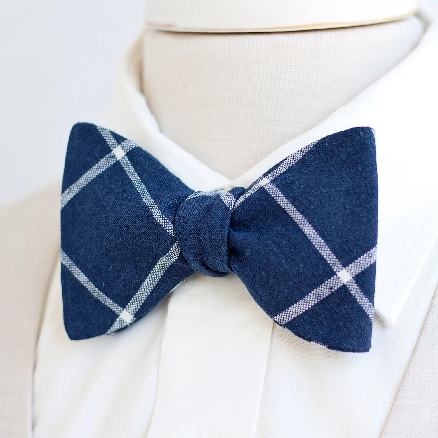 Men's Necktie / Navy Linen Window Pane